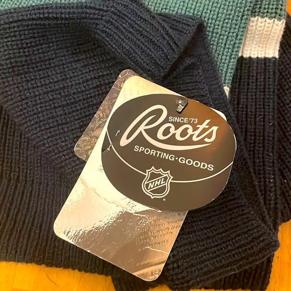 Roots Vancouver Canucks Scarf - Picture 4 of 4